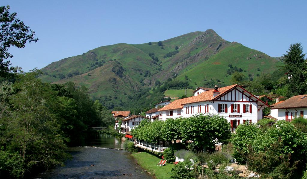 St Etienne de Baigorry au pied des montagnes basques